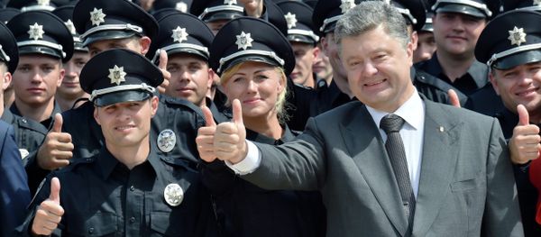 Ukrainian President Petro Poroshenko gives the thumbs up as he poses with newly graduated police officers during an official ceremony in Kiev, on July 4, 2015 - Sputnik International