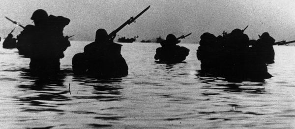 Silhouetted against the twilight, invading Japanese soldiers are seen as they wade ashore south of Shanghai, on May 13, 1941 - Sputnik International