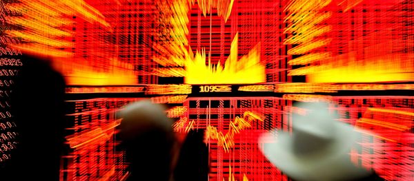 Chinese investors monitor screens showing stock indexes at a trading house in Shanghai - Sputnik International