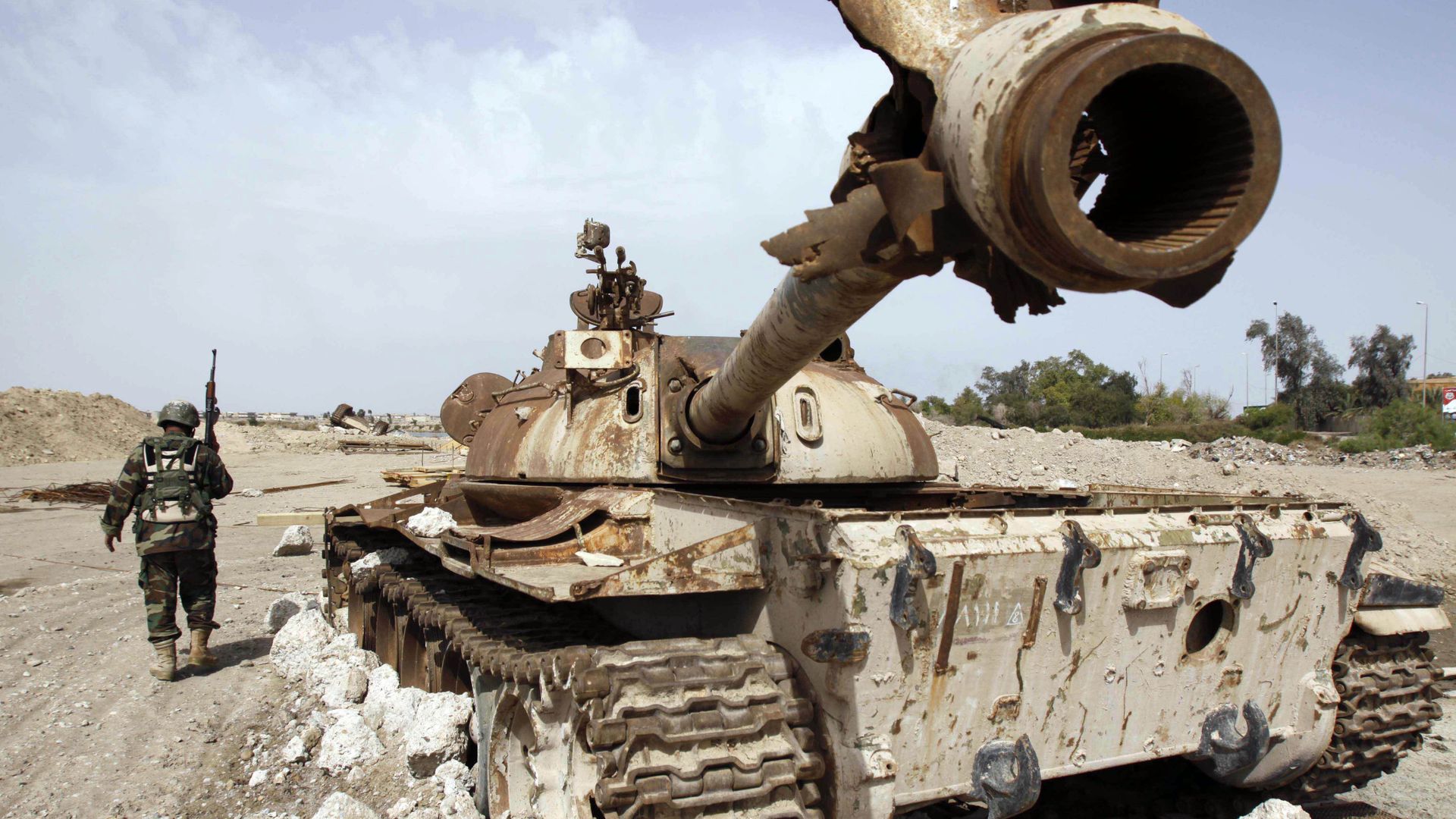An Iraqi soldier is seen near an Iraqi Army tank, which was destroyed in the US-led invasion, in Basra, Iraq's second-largest city, 550 kilometers (340 miles) southeast of Baghdad, Iraq, Thursday, April 9, 2009 An Iraqi soldier is seen near an Iraqi Army tank, which was destroyed in the US-led invasion, in Basra, Iraq's second-largest city, 550 kilometers (340 miles) southeast of Baghdad, Iraq, Thursday, April 9, 2009 - Sputnik International, 1920, 21.03.2023