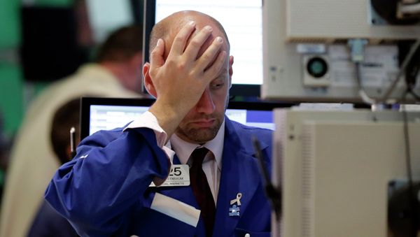Specialist Meric Greenbaum works at his post on the floor of the New York Stock Exchange, Wednesday, Aug. 12, 2015 - Sputnik International