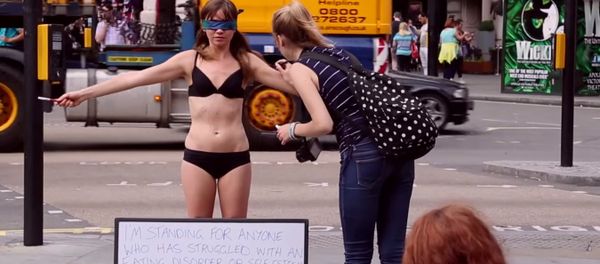 Girl Undresses in Public to Raise Awareness About Body Issues - Sputnik International