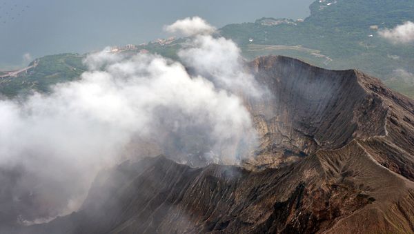 An aerial view shows the crater atop Mt. Sakurajima in Kagoshima, southwestern Japan, in this photo taken by Kyodo August 15, 2015 - Sputnik International