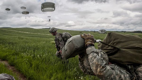 US para-troopers of the Army's 4th 25 Infantry Brigade Combat Team (Airborne), part of the NATO-led peacekeeping mission in Kosovo (KFOR) jump with parachute during a military drill near the village of Ramjan on May 27, 2015 US para-troopers of the Army's 4th 25 Infantry Brigade Combat Team (Airborne), part of the NATO-led peacekeeping mission in Kosovo (KFOR) jump with parachute during a military drill near the village of Ramjan on May 27, 2015 - Sputnik International