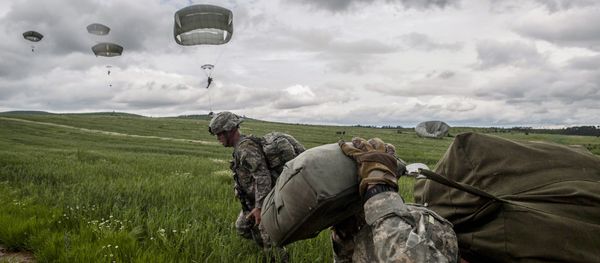 US para-troopers of the Army's 4th 25 Infantry Brigade Combat Team (Airborne), part of the NATO-led peacekeeping mission in Kosovo (KFOR) jump with parachute during a military drill near the village of Ramjan on May 27, 2015 US para-troopers of the Army's 4th 25 Infantry Brigade Combat Team (Airborne), part of the NATO-led peacekeeping mission in Kosovo (KFOR) jump with parachute during a military drill near the village of Ramjan on May 27, 2015 - Sputnik International