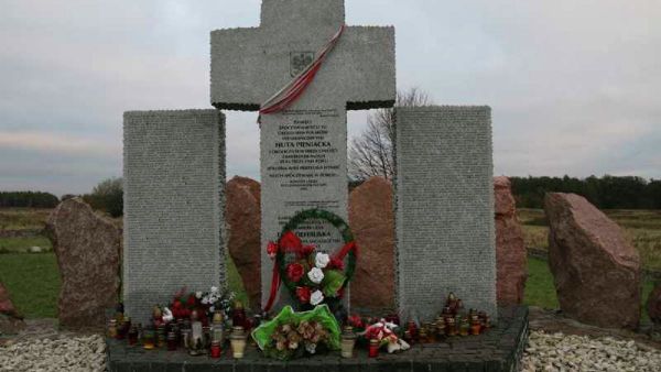 Monument featuring the names of those killed in the village of Huta Pieniacka, present-day Ukraine, one of hundreds of Polish settlements destroyed by Ukrainian fascists during the Second World War. Monument featuring the names of those killed in the village of Huta Pieniacka, present-day Ukraine, one of hundreds of Polish settlements destroyed by Ukrainian fascists during the Second World War. - Sputnik International