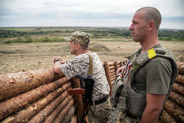 Ukrainian servicemen stand in a trench on the position of Ukrainian forces near Popasna, in the Donetsk region, on August 18, 2015 - Sputnik International