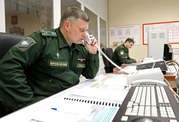 Inside the operations control room of a Voronezh radar station. - Sputnik International
