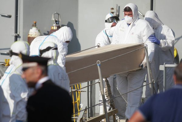 Rescuers carry a coffin off the Irish military vessel Naimh after its arrival in the port of Palermo on August 6, 2015, with 367 survivors aboard and 25 coffins, following a rescue operation at sea of a boat carrying over 600 migrants that capsized in the Mediterranean Sea off the Libyan coast. - Sputnik International