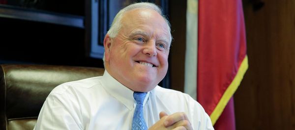 New Texas Agricultural Commissioner Sid Miller talks about the state's plans to repeal a decade-old ban on deep fryers in public school kitchens, Thursday, June 18, 2015, in Austin, Texas - Sputnik International
