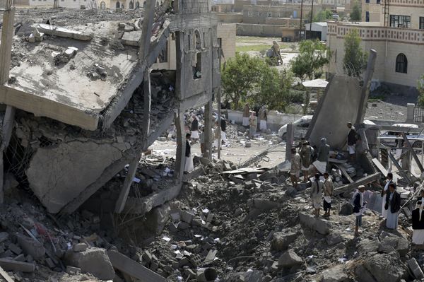 Houthi militants gather on the rubble of the offices of the education ministry's workers union, destroyed by Saudi-led air strikes, in Yemen's northwestern city of Amran August 19, 2015 - Sputnik International