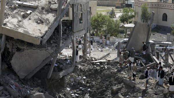 Houthi militants gather on the rubble of the offices of the education ministry's workers union, destroyed by Saudi-led air strikes, in Yemen's northwestern city of Amran August 19, 2015 Houthi militants gather on the rubble of the offices of the education ministry's workers union, destroyed by Saudi-led air strikes, in Yemen's northwestern city of Amran August 19, 2015 - Sputnik International