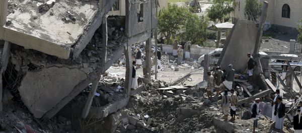 Houthi militants gather on the rubble of the offices of the education ministry's workers union, destroyed by Saudi-led air strikes, in Yemen's northwestern city of Amran August 19, 2015 - Sputnik International