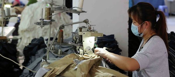 This picture taken on May 12, 2015 shows Chinese workers making jeans at a clothing factory in Shishi, east China's Fujian province. This picture taken on May 12, 2015 shows Chinese workers making jeans at a clothing factory in Shishi, east China's Fujian province. - Sputnik International