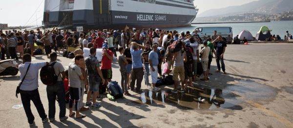 Syrian migrants wait in line to buy ferry tickets at the port in Mytlilene, Lesbos in Greece, Thursday, Aug. 20, 2015. Syrian migrants wait in line to buy ferry tickets at the port in Mytlilene, Lesbos in Greece, Thursday, Aug. 20, 2015. - Sputnik International