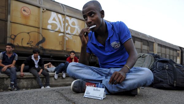 An immigrant from India rolls a cigarette at Gevgelija railway station, Macedonia August 19, 2015 An immigrant from India rolls a cigarette at Gevgelija railway station, Macedonia August 19, 2015 - Sputnik International