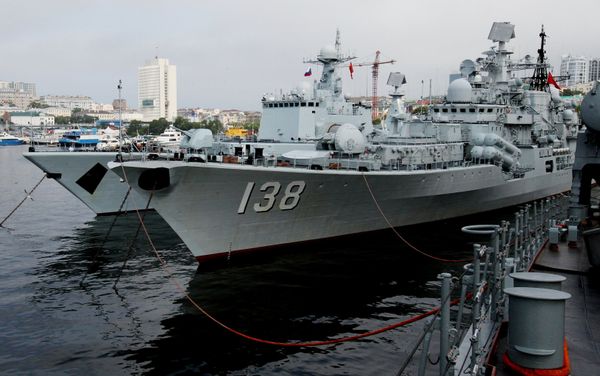 From left: The destroyers Shenyang and Taizhou that have arrived in Vladivostok together with five other Chinese warships for the second stage of the Naval Cooperation 2015 exercise - Sputnik International