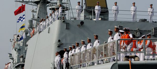 The crew of the destroyer Shenyang that has arrived in Vladivostok together with six other Chinese warships for the second stage of the Naval Cooperation 2015 exercise. - Sputnik International
