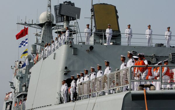 The crew of the destroyer Shenyang that has arrived in Vladivostok together with six other Chinese warships for the second stage of the Naval Cooperation 2015 exercise. - Sputnik International