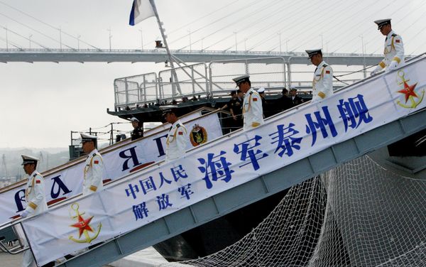 Sailors from the destroyer Taizhou that has arrived in Vladivostok together with six other Chinese warships for the second stage of the Naval Cooperation 2015 exercise. - Sputnik International