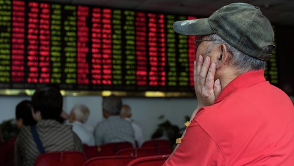 This photo taken on August 13, 2015 shows investors monitoring screens showing stock market movements at a brokerage house in Shanghai - Sputnik International