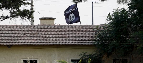 An Islamic State flag flies over the custom office of Syria's Jarablus border gate as it is pictured from the Turkish town of Karkamis, in Gaziantep province, Turkey August 1, 2015 An Islamic State flag flies over the custom office of Syria's Jarablus border gate as it is pictured from the Turkish town of Karkamis, in Gaziantep province, Turkey August 1, 2015 - Sputnik International