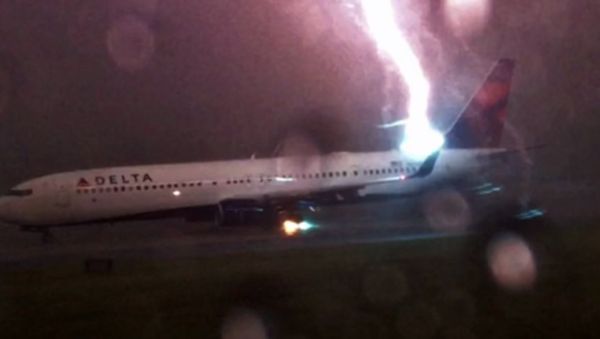 Delta Flight Lightning Strike - Sputnik International