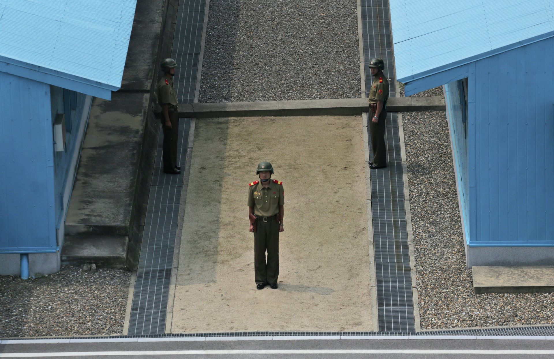 North Korean soldiers stand guard prior to a reunification rally in the border village of Panmunjom at the DMZ in North Korea, Saturday, Aug. 15, 2015. - Sputnik International, 1920, 14.06.2023