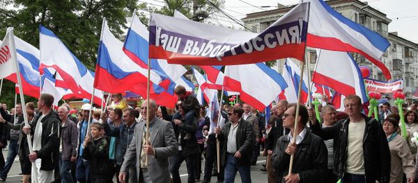Participants of the May Day demonstration in Simferopol with a poster Our choice - Russia - Sputnik International