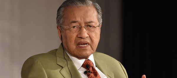 Malaysia's former prime minister Mahathir bin Mohamad speaks in a dialogue at the 21st International Conference of The Future of Asia at a hotel in Tokyo on May 22, 2015 Malaysia's former prime minister Mahathir bin Mohamad speaks in a dialogue at the 21st International Conference of The Future of Asia at a hotel in Tokyo on May 22, 2015 - Sputnik International