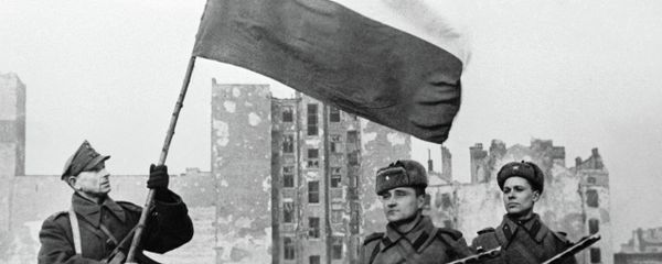 Soldiers of Wojsko Polske (left with flag) and Soviet Army (right) raising a flag in liberated Warsaw Soldiers of Wojsko Polske (left with flag) and Soviet Army (right) raising a flag in liberated Warsaw - Sputnik International