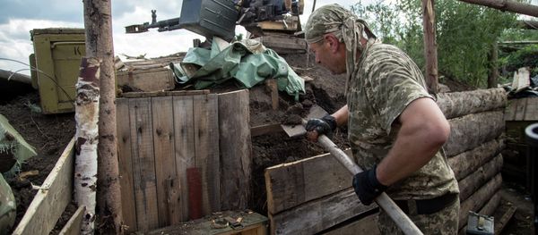 A serviceman strengthens the trench on the position of Ukrainian forces near airport of Donetsk on August 19, 2015 A serviceman strengthens the trench on the position of Ukrainian forces near airport of Donetsk on August 19, 2015 - Sputnik International