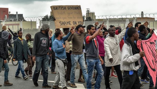 Illegal migrants demonstrate against British government, on August 20, 2015 in Calais, on the occasion of the visit of Britain's Home Secretary visit to Calais to sign a deal aimed at alleviating the migrant crisis Illegal migrants demonstrate against British government, on August 20, 2015 in Calais, on the occasion of the visit of Britain's Home Secretary visit to Calais to sign a deal aimed at alleviating the migrant crisis - Sputnik International