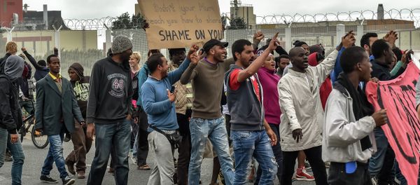 Illegal migrants demonstrate against British government, on August 20, 2015 in Calais, on the occasion of the visit of Britain's Home Secretary visit to Calais to sign a deal aimed at alleviating the migrant crisis Illegal migrants demonstrate against British government, on August 20, 2015 in Calais, on the occasion of the visit of Britain's Home Secretary visit to Calais to sign a deal aimed at alleviating the migrant crisis - Sputnik International