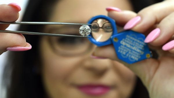 Pure Grown Diamonds President & CEO Lisa Bissell unveils a lab-cultivated Pure Grown Diamond on May 7, 2015 in New York Pure Grown Diamonds President & CEO Lisa Bissell unveils a lab-cultivated Pure Grown Diamond on May 7, 2015 in New York - Sputnik International