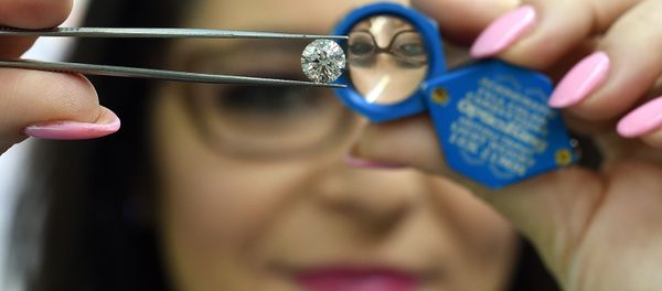 Pure Grown Diamonds President & CEO Lisa Bissell unveils a lab-cultivated Pure Grown Diamond on May 7, 2015 in New York - Sputnik International
