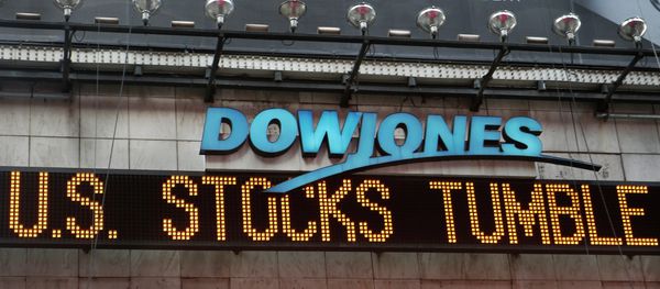 A zipper on the side of One Times Square announces a stock selloff on Wall Street in New York - Sputnik International