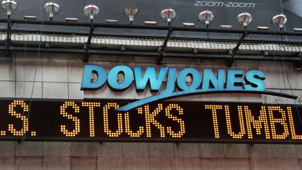 A zipper on the side of One Times Square announces a stock selloff on Wall Street in New York - Sputnik International