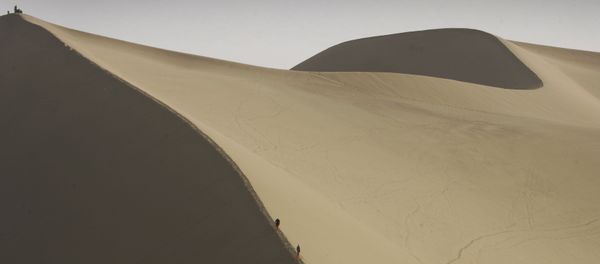 Tourists ride camels on the edge of the desert that threatens to engulf the ancient Chinese city of Dunhuang in China's northwest Gansu province. (File) Tourists ride camels on the edge of the desert that threatens to engulf the ancient Chinese city of Dunhuang in China's northwest Gansu province. (File) - Sputnik International