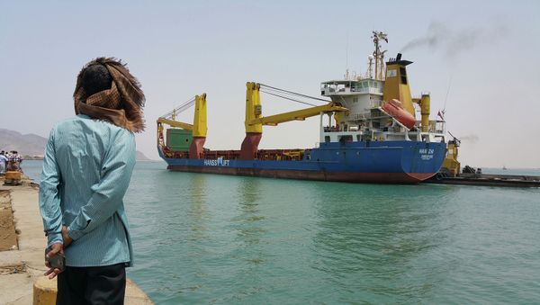 A foreign ship with a load of commercial goods docked in the southern Yemeni port city of Aden - Sputnik International