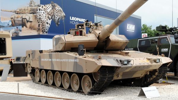 The battle tank Leopard 2 A7 is presented by German Krauss-Maffei Wegmann (KMW) on June 14, 2010 at Eurosatory 2010 in Villepinte near Paris - Sputnik International