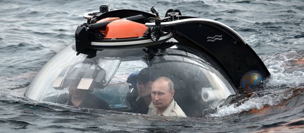 Russian President Vladimir Putin, right, submerges 83 meters under water on board a bathyscaphe near Sevastopol to see a sunken ancient vessel - Sputnik International