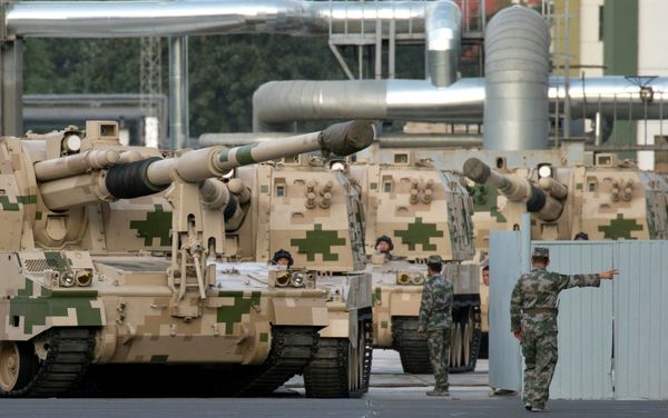 Chinese self propelled howitzers prepare to take part in rehearsals ahead of the Sept. 3 military parade to commemorate the end of World War II in Beijing, Saturday, Aug. 22, 2015 Chinese self propelled howitzers prepare to take part in rehearsals ahead of the Sept. 3 military parade to commemorate the end of World War II in Beijing, Saturday, Aug. 22, 2015 - Sputnik International
