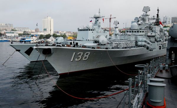 The destroyers Shenyang and Taizhou that have arrived in Vladivostok together with five other Chinese warships for the second stage of the Naval Cooperation 2015 exercise. - Sputnik International