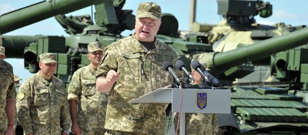 Ukrainian President Petro Poroshenko delivers a speech during a ceremony marking the handing over of heavy military equipments to Ukrainian forces in northeastern town of Chuguev , Kharkiv region on August 22, 2015 - Sputnik International