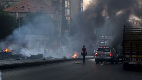 Protestors set uncollected garbage on fire and block a road as they protest against the ongoing refuse crisis in Beirut, Lebanon July 25, 2015. Protestors set uncollected garbage on fire and block a road as they protest against the ongoing refuse crisis in Beirut, Lebanon July 25, 2015. - Sputnik International