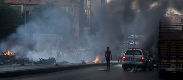 Protestors set uncollected garbage on fire and block a road as they protest against the ongoing refuse crisis in Beirut, Lebanon July 25, 2015. - Sputnik International