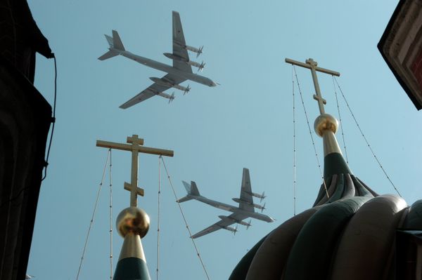 Tu-95 turboprop powered strategic and missile-carrier bombers flying over the Cathedral of Basil the Blessed during the military parade on the 65th anniversary of the Great Patriotic War (1941-1945) Victory Tu-95 turboprop powered strategic and missile-carrier bombers flying over the Cathedral of Basil the Blessed during the military parade on the 65th anniversary of the Great Patriotic War (1941-1945) Victory - Sputnik International