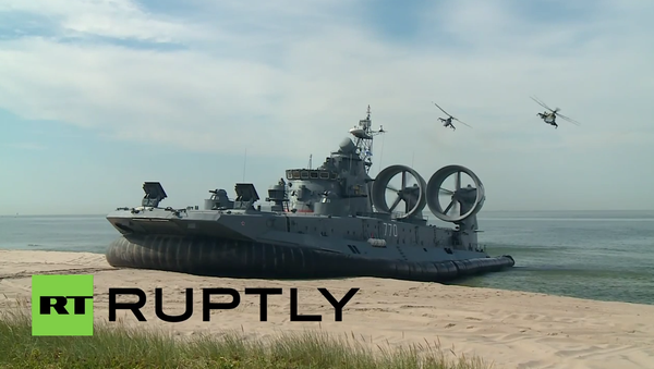 Real Sea Monster! Watch World’s Biggest Hovercraft Storming a Shore - Sputnik International