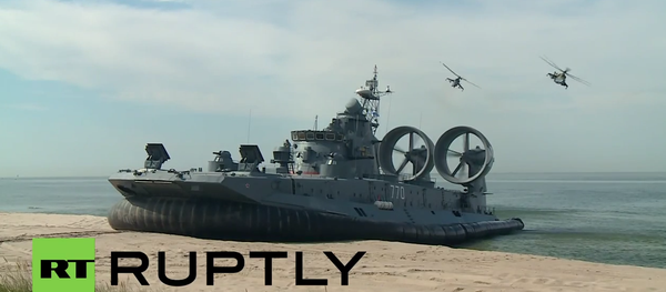 Real Sea Monster! Watch World’s Biggest Hovercraft Storming a Shore - Sputnik International